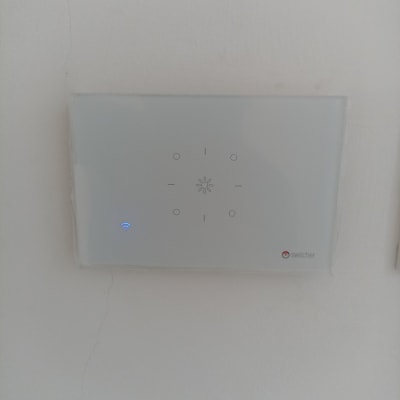 מתג חכם על קיר עם חיווי Wi-Fi