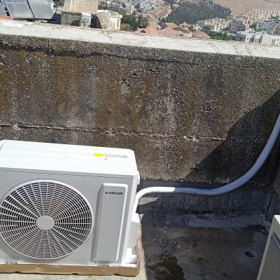 יחידת מיזוג אוויר מותקנת על גג