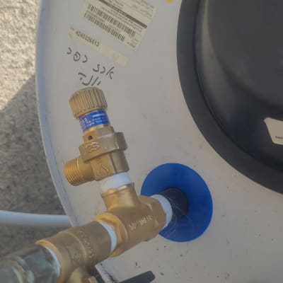 שסתום ומדבקה על דוד שמש