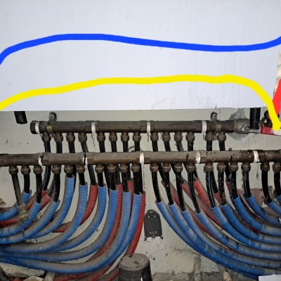 צינורות מים עם ברזים ומחברים