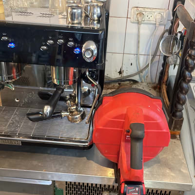 מכונת קפה עם כלי עבודה של אינסטלטור