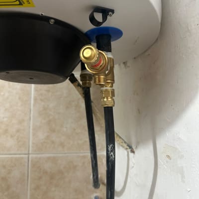 חיבור צנרת ושסתום ביטחון בתחתית דוד חשמל תלוי
