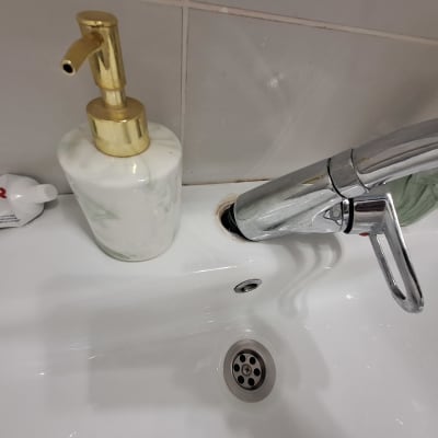 ברז וכיור עם סבון נוזלי