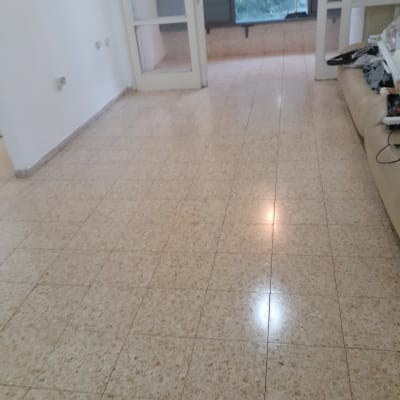 רצפה נקייה ומבריקה בחדר ריק