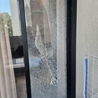 דלת זכוכית שבורה עם מסגרת מתכת