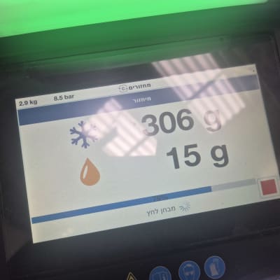 מסך מכשיר עם נתוני משקל ולחץ