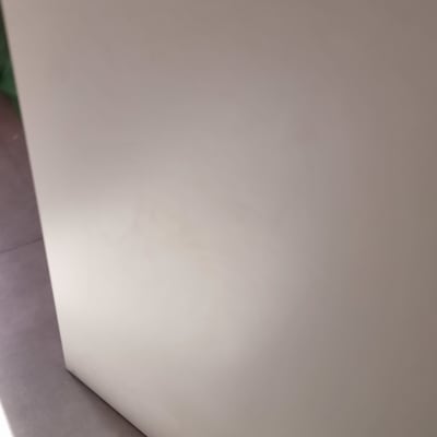 דלת לבנה עם ידית מתכת על רצפה אפורה