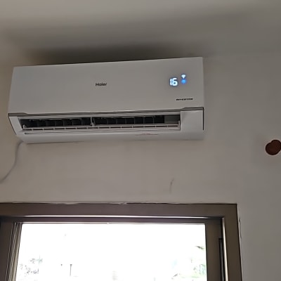 מזגן מותקן על קיר עם תצוגת טמפרטורה