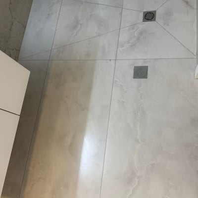 ריצוף חדש עם ניקוז בחדר אמבטיה