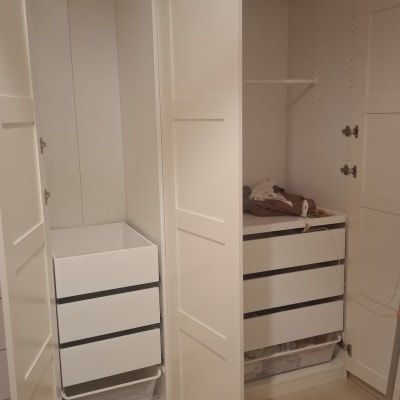 ארון פתוח עם מגירות ומדפים