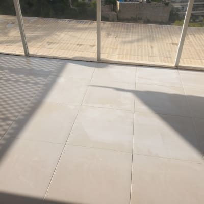 מרפסת מרוצפת עם ריצוף חדש וניקוז
