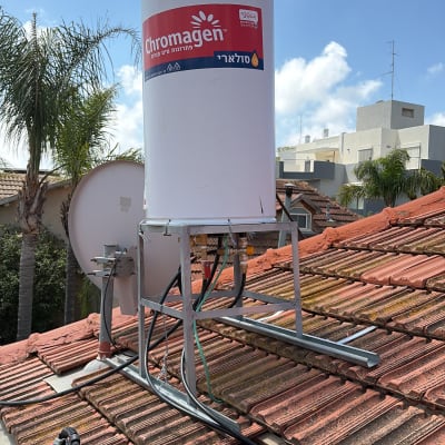 דוד שמש על גג רעפים עם כלי עבודה