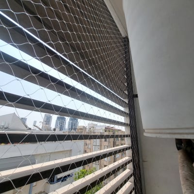 רשת למניעת כניסת יונים במרפסת בניין