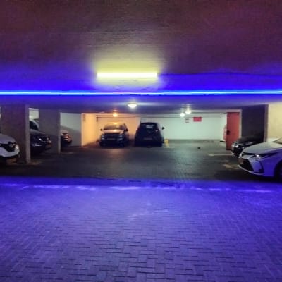 חניון עם תאורה כחולה ותאורת פלורסנט