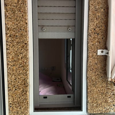 חלון אלומיניום עם תריס על קיר חיצוני