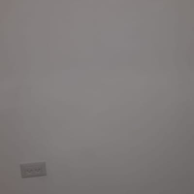 שקע חשמל על קיר לבן