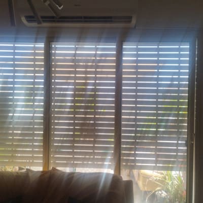 תריסים אופקיים חצי פתוחים עם אור שמש חודר