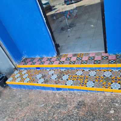 מדרגות עם אריחים צבעוניים בתהליך שיפוץ