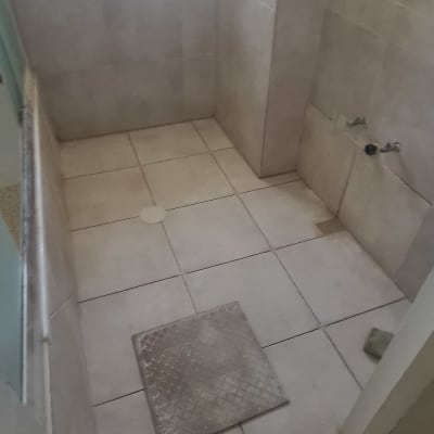 חדר אמבטיה עם אריחים וכלי עבודה של אינסטלטור