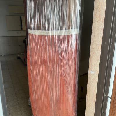 רהיט עטוף בניילון מוכן להובלה