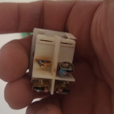 חיבור חשמלי עם חוטים ומגעים ביד אדם