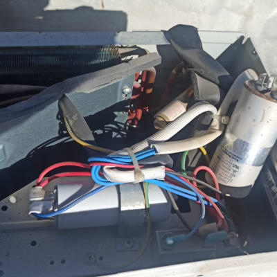 חלקים פנימיים של מזגן עם חוטים וקבלים