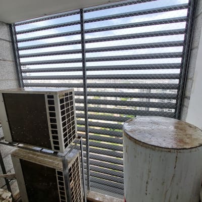 רשת מתכת למניעת כניסת יונים במרפסת