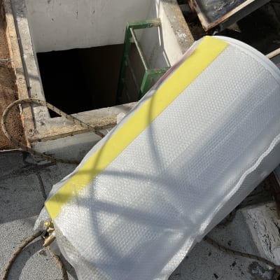 דוד שמש עטוף בניילון עם צינורות מחוברים