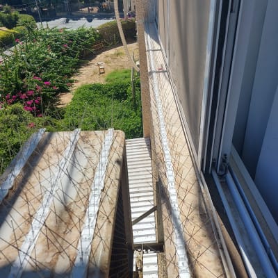 דוקרנים למניעת יונים על מזגן וחלון