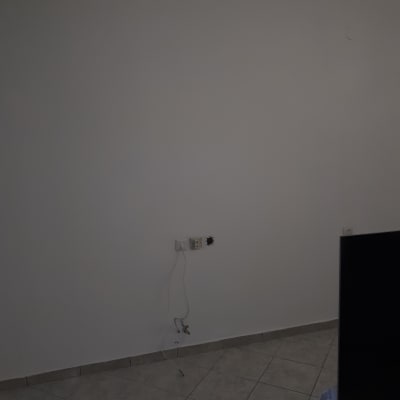 קיר לבן עם שקעי חשמל וכבלים תלויים