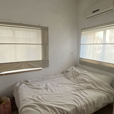 חדר שינה עם מזגן על הקיר