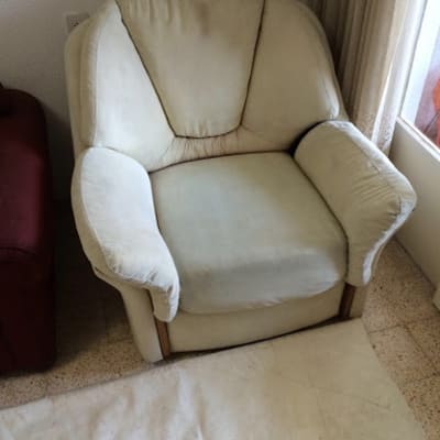 כורסה לבנה עם כתמים על המושב והמשענת