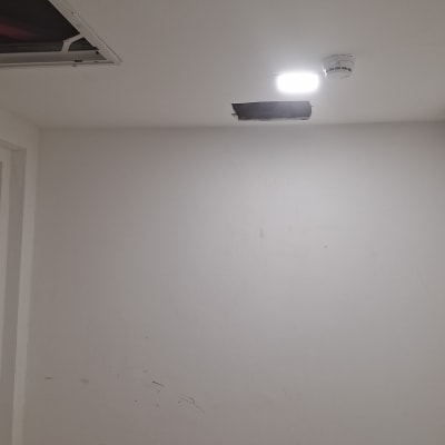 קיר גבס עם חור ותאורה עליונה