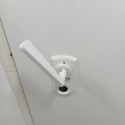 ידית דלת לבנה עם מנעול