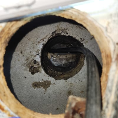 צינור ביוב עם לכלוך ומים