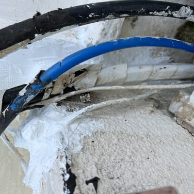 כבלים על גג עם חומר איטום לבן