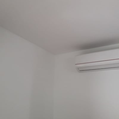 קיר לבן עם מזגן מותקן