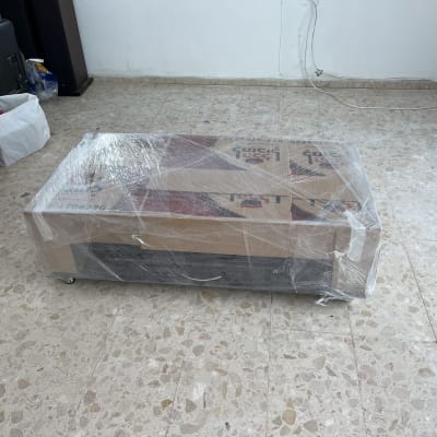 ארגזים עטופים בניילון על גלגלים בחדר ריק