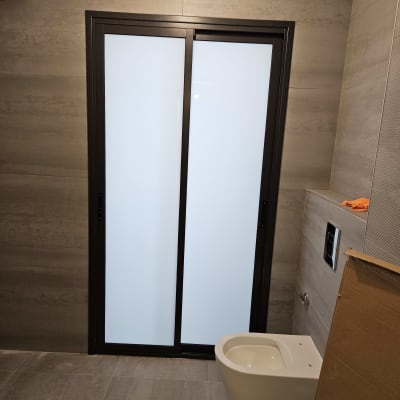 דלת הזזה מאלומיניום עם זכוכית חלבית