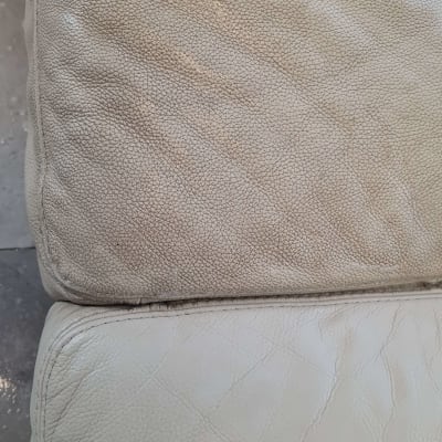 כריות ספה עם כתמים לפני ניקוי