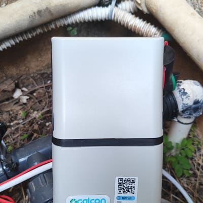 מערכת השקיה עם צינורות וחיבורים בגינה