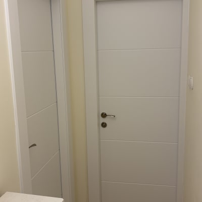 שתי דלתות לבנות מותקנות בקיר פנימי