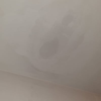 כתם רטיבות כהה על תקרת גבס