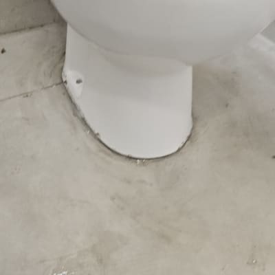 אסלה מותקנת על רצפה עם רובה