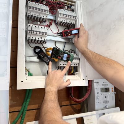 לוח חשמל עם כלי מדידה ובדיקת מתח