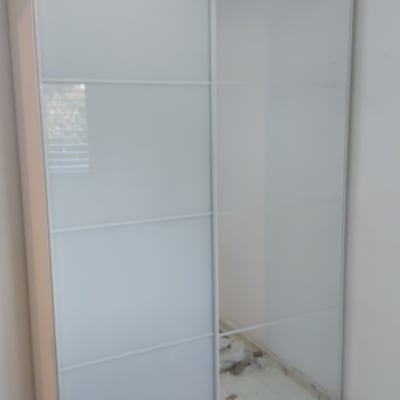 ארון הזזה עם דלתות זכוכית בחדר