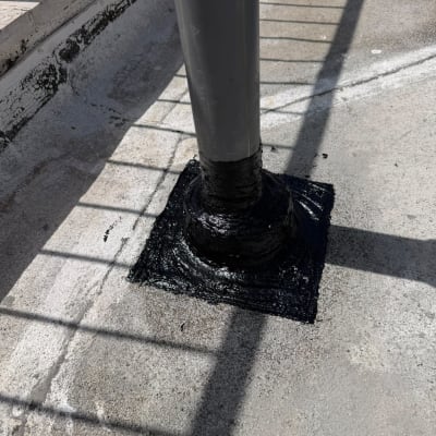 איטום סביב עמוד על גג בטון
