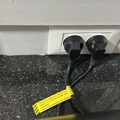 שני תקעים חשמליים מחוברים לשקע בקיר