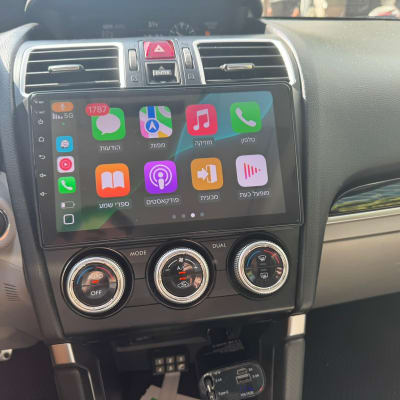 מערכת מולטימדיה ברכב עם מסך מגע ותצוגת אפליקציות