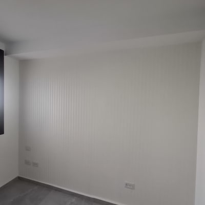 קיר עם טפט בהיר בחדר ריק